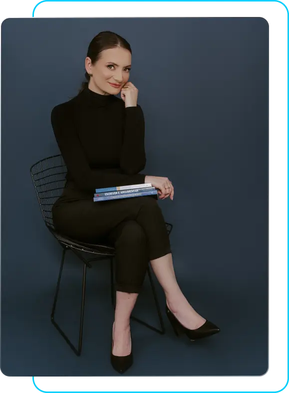 texto da karine colle sentada segurando livros de redação jurídica